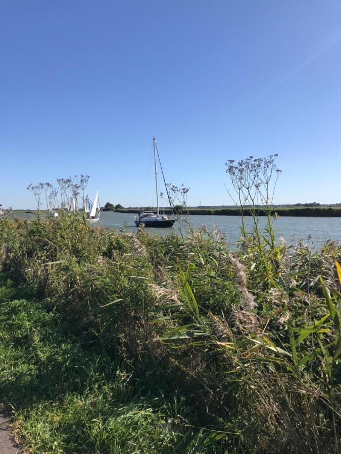 Genieten In Een Luxe Vakantiewoning, Dichtbij Het Ijsselmeer En Strand Villa Warns Exterior foto